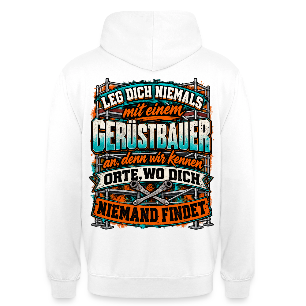 Leg dich niemals mit einem Gerüstbauer an – Gerüstbauer Hoodie in Weiß, Rückendruck: Spruch „Leg dich niemals mit einem Gerüstbauer an, denn wir kennen Orte, wo dich niemand findet“ vor Gerüst und Ratschen