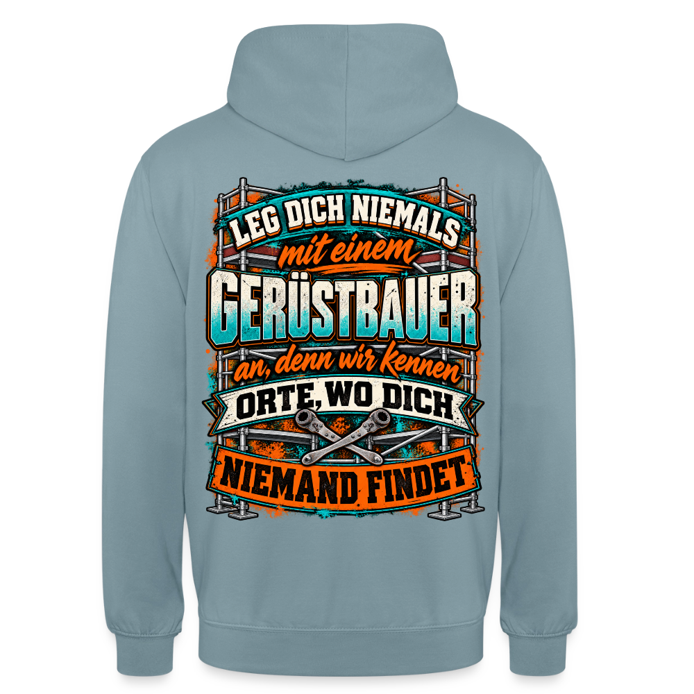 Leg dich niemals mit einem Gerüstbauer an – Gerüstbauer Hoodie in Nebelblau, Rückendruck: Spruch „Leg dich niemals mit einem Gerüstbauer an, denn wir kennen Orte, wo dich niemand findet“ vor Gerüst und Ratschen