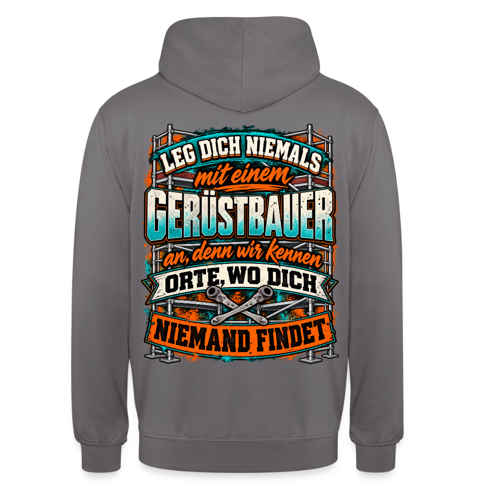 Leg dich niemals mit einem Gerüstbauer an – Gerüstbauer Hoodie in Mittelgrau, Rückendruck: Spruch „Leg dich niemals mit einem Gerüstbauer an, denn wir kennen Orte, wo dich niemand findet“ vor Gerüst und Ratschen
