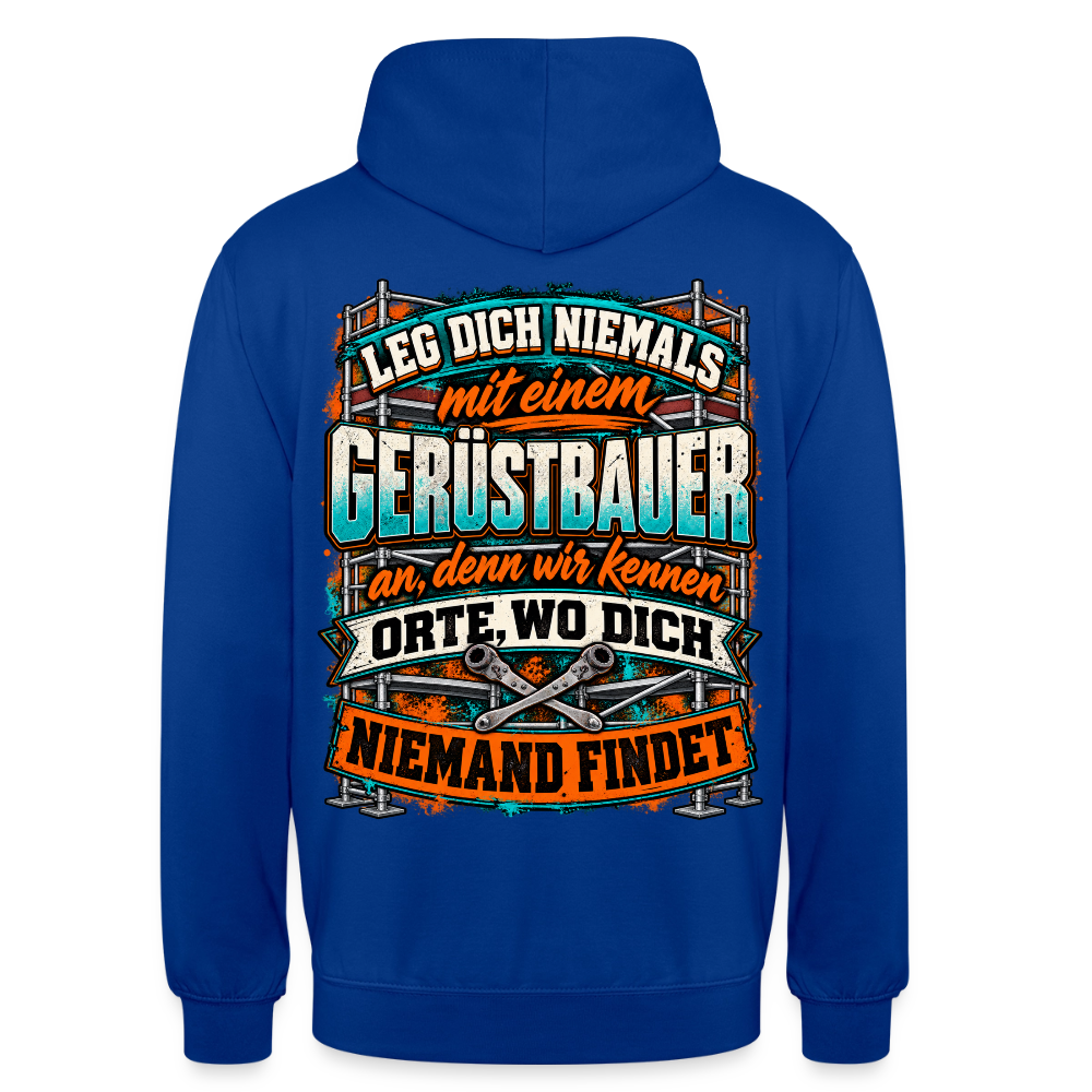 Leg dich niemals mit einem Gerüstbauer an – Gerüstbauer Hoodie in Royalblau, Rückendruck: Spruch „Leg dich niemals mit einem Gerüstbauer an, denn wir kennen Orte, wo dich niemand findet“ vor Gerüst und Ratschen