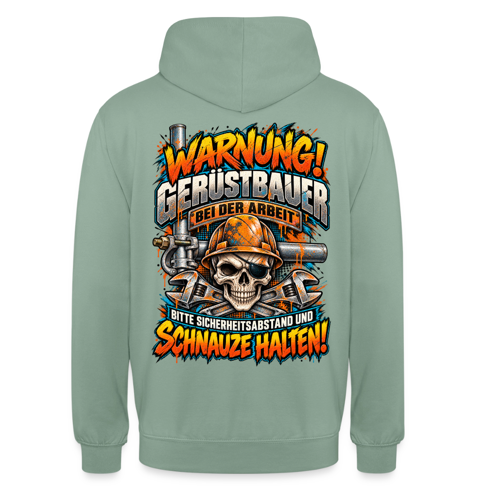 Warnung! Gerüstbauer bei der Arbeit – Gerüstbauer Hoodie in Graugrün, Rückendruck: Totenkopf mit Augenklappe und Helm, Spruch „Warnung! Gerüstbauer bei der Arbeit – bitte Sicherheitsabstand und Schnauze halten!“