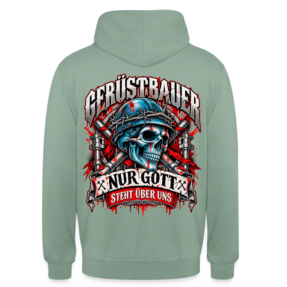 Gerüstbauer Nur Gott steht über uns – Gerüstbauer Hoodie in Graugrün, Rückendruck: Totenkopf mit blauem Helm und Stacheldraht vor gekreuzten Ratschen, Banner „Nur Gott steht über uns“