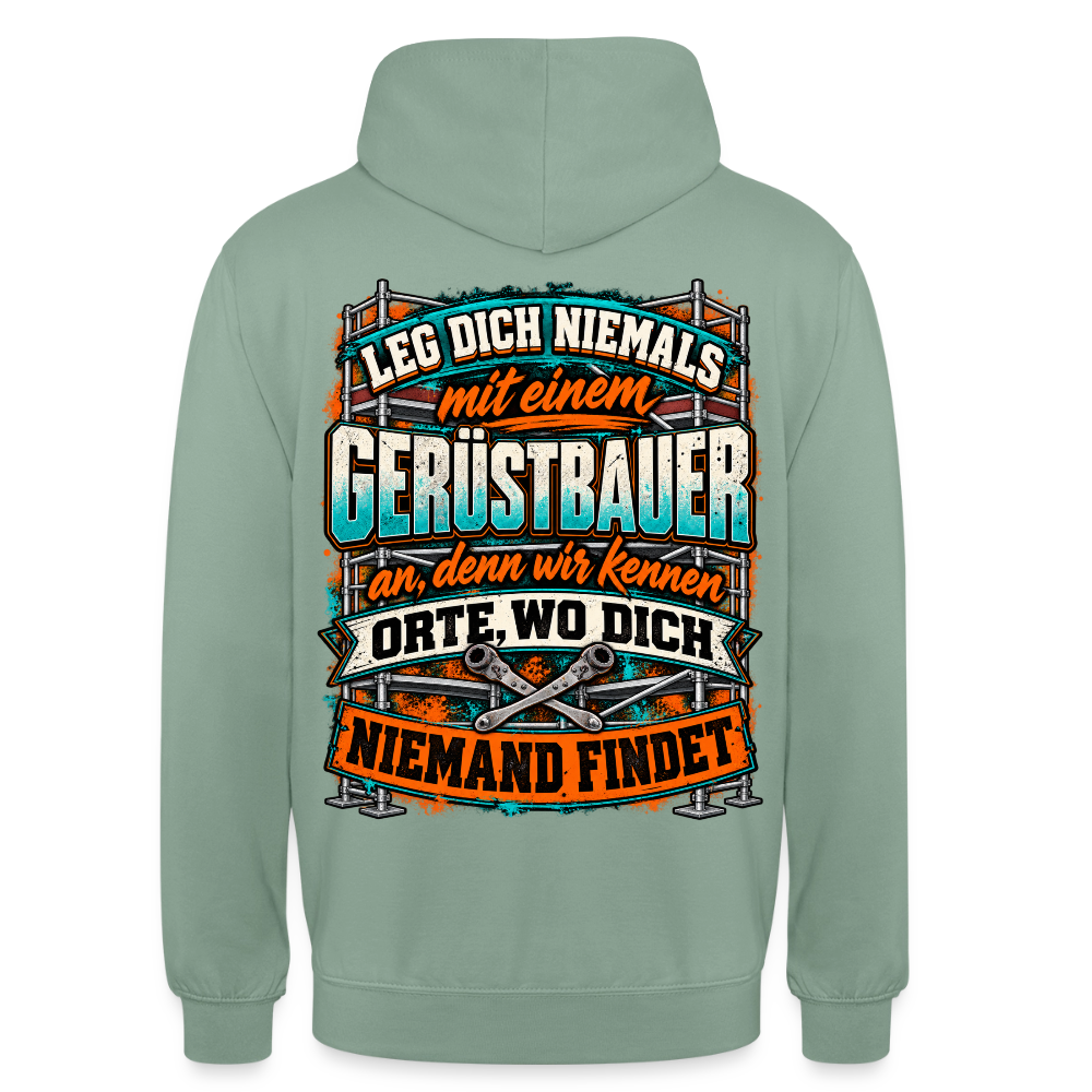 Leg dich niemals mit einem Gerüstbauer an – Gerüstbauer Hoodie in Graugrün, Rückendruck: Spruch „Leg dich niemals mit einem Gerüstbauer an, denn wir kennen Orte, wo dich niemand findet“ vor Gerüst und Ratschen