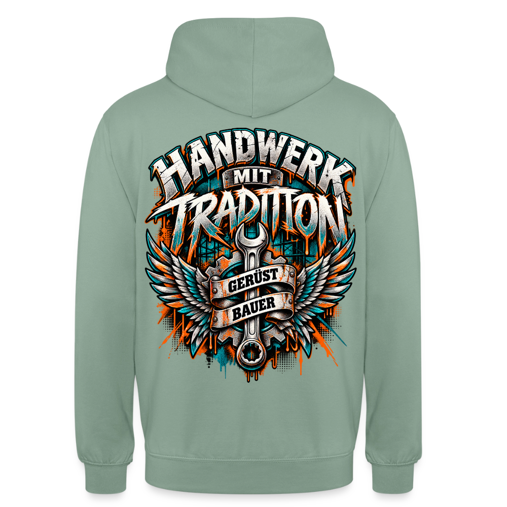 Gerüstbauer Flügel – Gerüstbauer Hoodie in Graugrün, Rückendruck: geflügelter Ringschlüssel mit Zahnrad, Banner „Gerüst Bauer“, Schriftzug „Handwerk mit Tradition“