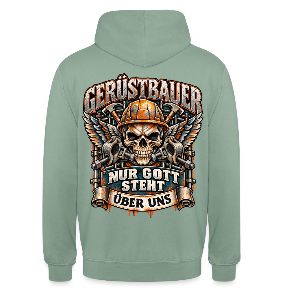 Gerüstbauer Nur Gott steht über uns – Gerüstbauer Hoodie in Graugrün, Rückendruck: geflügelter Totenkopf mit Helm über gekreuzten Ratschen, Banner „Nur Gott steht über uns“