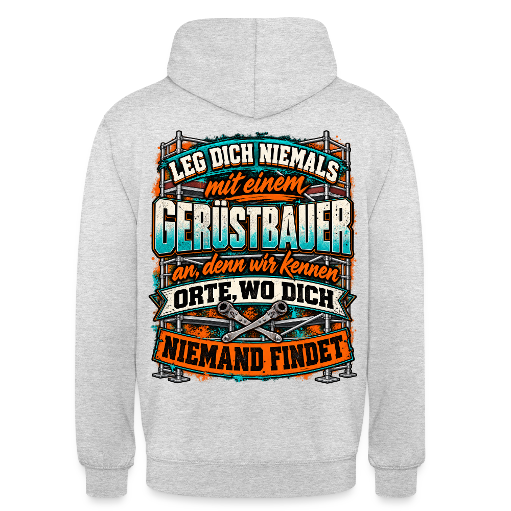 Leg dich niemals mit einem Gerüstbauer an – Gerüstbauer Hoodie in Hellgrau meliert, Rückendruck: Spruch „Leg dich niemals mit einem Gerüstbauer an, denn wir kennen Orte, wo dich niemand findet“ vor Gerüst und Ratschen