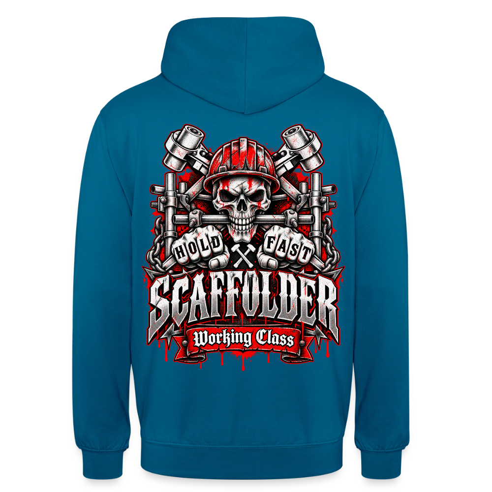 Scaffolder Hold Fast – Gerüstbauer Hoodie in Tiefseeblau, Rückendruck: Totenkopf mit rotem Helm und Gerüstrohr zwischen den Zähnen, Fäuste „Hold Fast“, Banner „Scaffolder – Working Class“