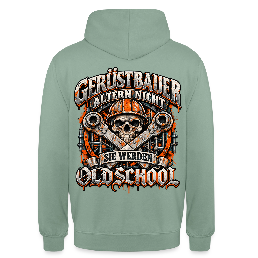 Gerüstbauer altern nicht – Gerüstbauer Hoodie in Graugrün, Rückendruck: Totenkopf mit Helm vor gekreuzten Ratschen, Spruch „Gerüstbauer altern nicht – sie werden Oldschool“