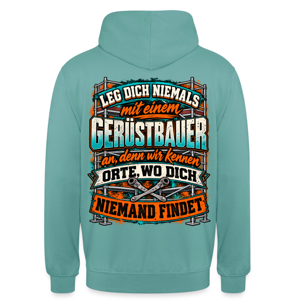 Leg dich niemals mit einem Gerüstbauer an – Gerüstbauer Hoodie in Pastelltürkis, Rückendruck: Spruch „Leg dich niemals mit einem Gerüstbauer an, denn wir kennen Orte, wo dich niemand findet“ vor Gerüst und Ratschen