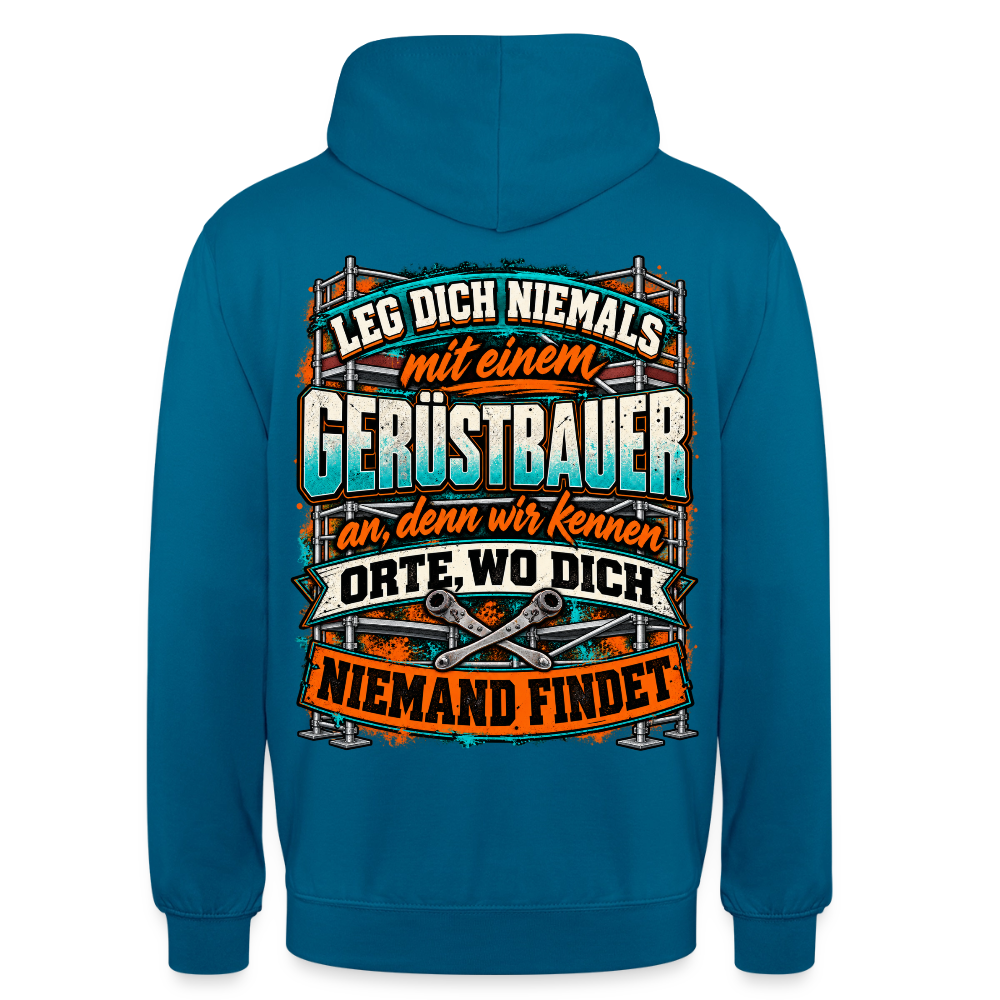 Leg dich niemals mit einem Gerüstbauer an – Gerüstbauer Hoodie in Tiefseeblau, Rückendruck: Spruch „Leg dich niemals mit einem Gerüstbauer an, denn wir kennen Orte, wo dich niemand findet“ vor Gerüst und Ratschen