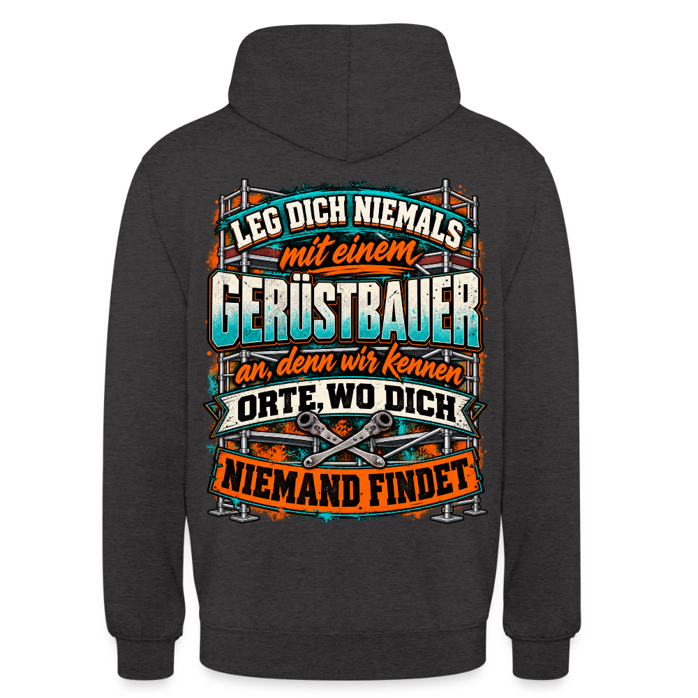 Leg dich niemals mit einem Gerüstbauer an – Gerüstbauer Hoodie in Anthrazit, Rückendruck: Spruch „Leg dich niemals mit einem Gerüstbauer an, denn wir kennen Orte, wo dich niemand findet“ vor Gerüst und Ratschen