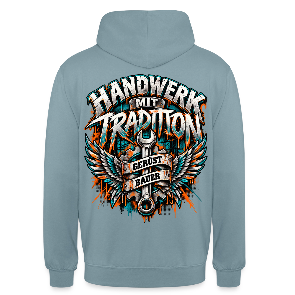 Gerüstbauer Flügel – Gerüstbauer Hoodie in Nebelblau, Rückendruck: geflügelter Ringschlüssel mit Zahnrad, Banner „Gerüst Bauer“, Schriftzug „Handwerk mit Tradition“